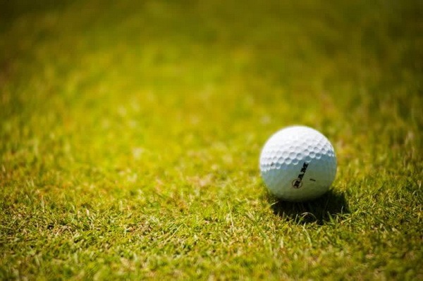 М'яч для гольфу на траві