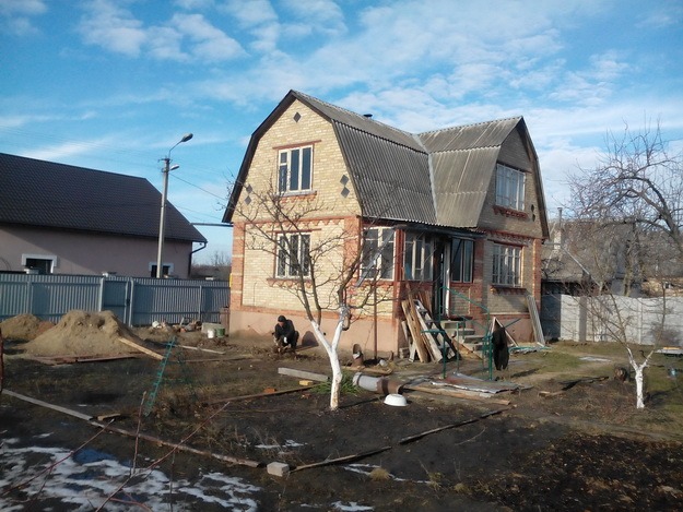 Старий дачний будинок під реконструкцію