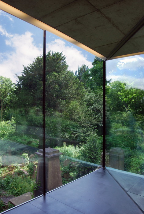 Вид з вікна на зелені дерева