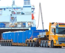 Вантажний автомобіль перевозить негабаритний вантаж із судна у порту