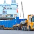 Вантажний автомобіль перевозить негабаритний вантаж із судна у порту